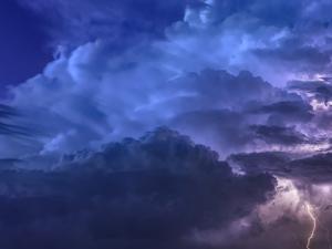  大件航空运输：论雷雨天气对航班的影响